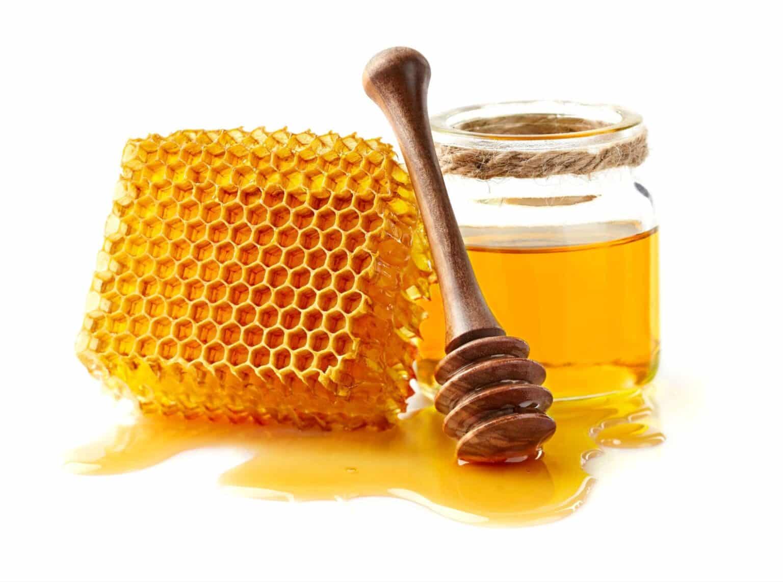 Golden honey and honeycomb, ideal for recipes and natural sweetness.